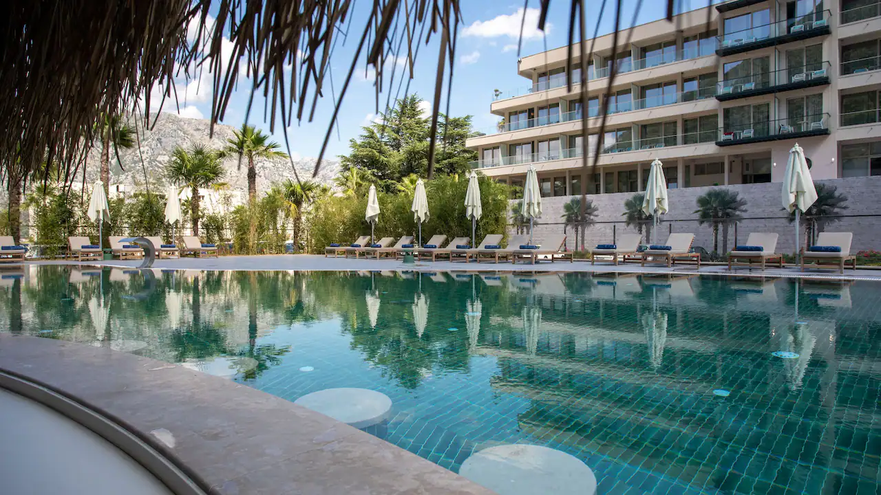 Bliss pool ban Hyatt Regency Kotor Bay Resort.