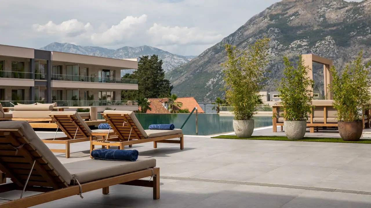 Bliss Pool buitenzwembad Hatt Regency Kotor Bay Resort aan de baai van Kotor.