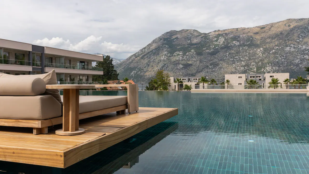 Bliss Pool buitenzwembad van Hyatt Regency Kotor Bay Resort met uitzicht op de baai van Kotor.