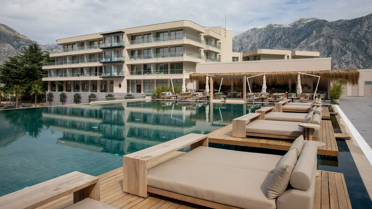 Buitenzwembad met ligbedden van Hyatt Regency Kotor Bay Resort.