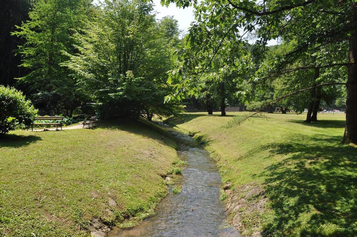 Botanische kuurpark in het Sloveense Terme Smarjeske Toplice waar thermale bronnen ontspringen.