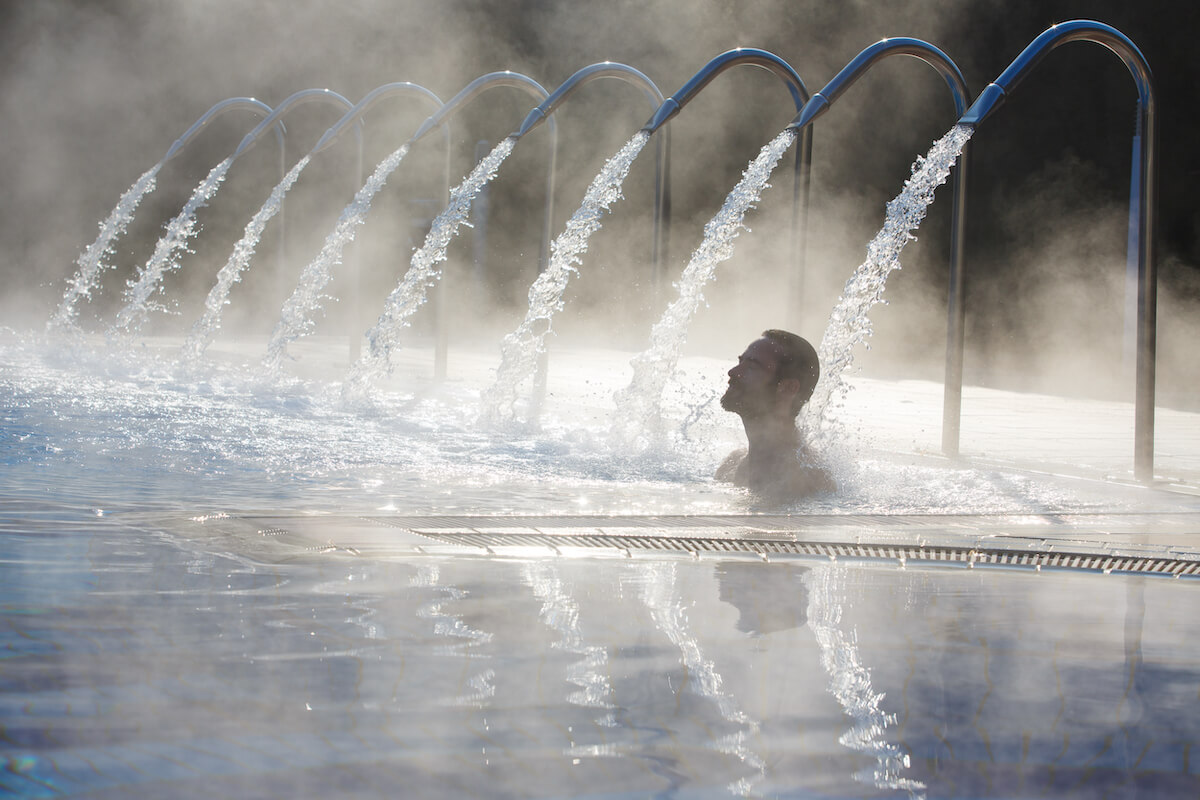 Meer over het therapeutisch toepassen (hydrotherapie) door kuuroorden van thermaal water of mineraalwater met lagere temperaturen.