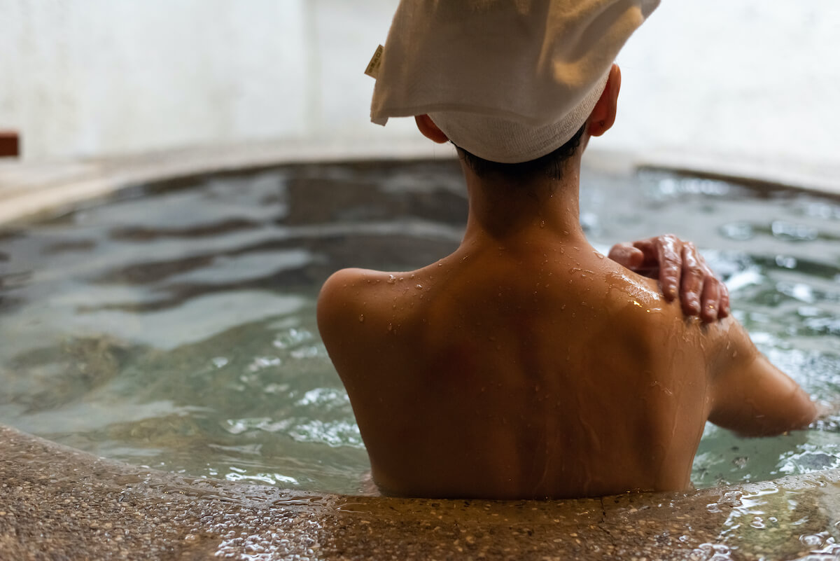 Balneotherapie is het door kuuroorden toepassen van natuurlijke therapeutische middelen als thermaal water, modder en gassen middels baden, pakkingen, inhalaties en drinkkuren voor preventieve doeleinden of behandelen en revalideren.