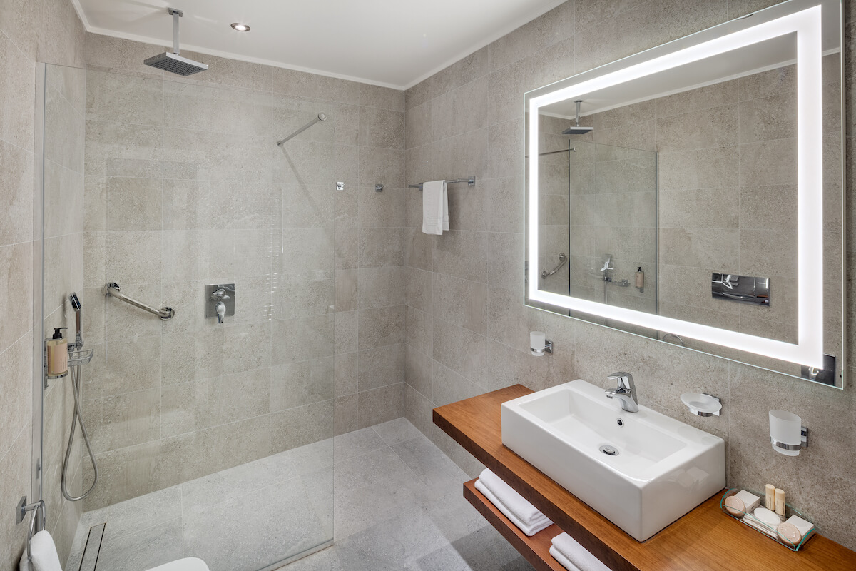 Badkamer in premium kamer Hvezda Health Spa Resort.