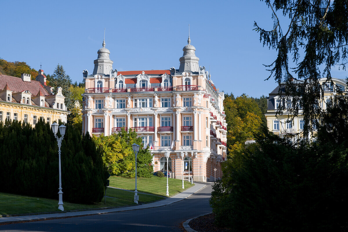 Gezondheidsvakanties in Health Spa Resort Hvezda in het Tsjechische kuuroord Marianske Lazne (Mariënbad). Voor onder meer reuma kuurreizen en overige aandoeningen van het bewegingsapparaat.