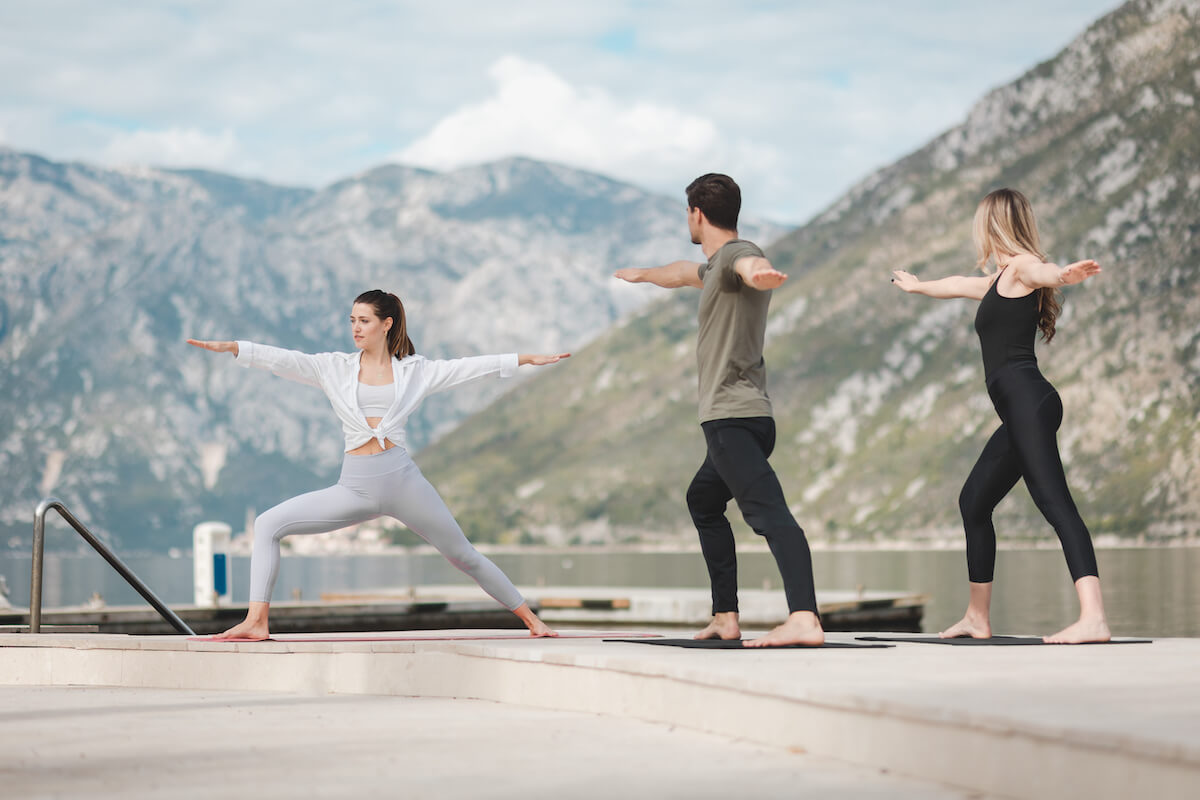 Yoga oefeningen aan zee in Blue Kotor Bay Premium Spa Resort