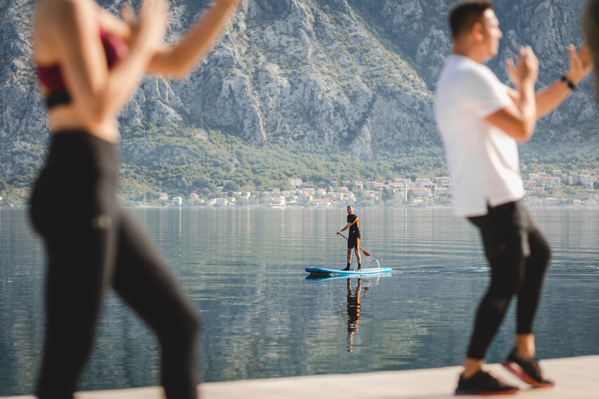 Buitenoefeningen aan het privé strand van Blue Kotor Bay Premium Spa Resort aan de mediterrane baai van Kotor in Montenegro.