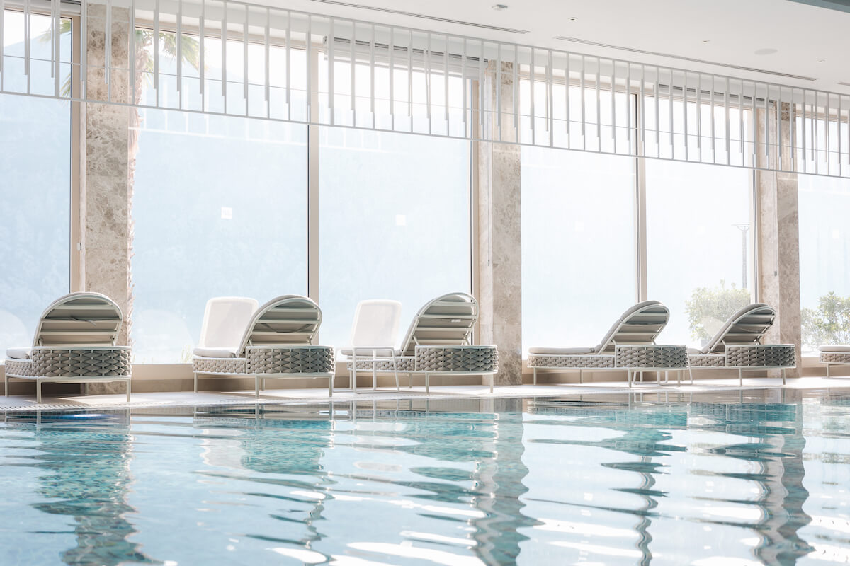Binnenbad Blue Kotor Bay Premium Spa Resort met uitzicht op de baai van Kotor.