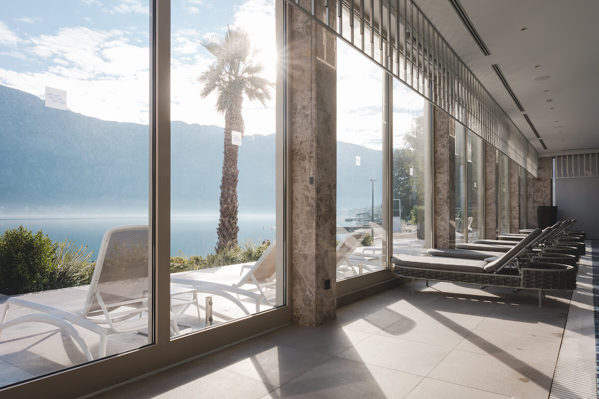 Uitzicht vanuit het binnenbad van Blue Kotor Bay Premium Spa Resort op de baai van Kotor.