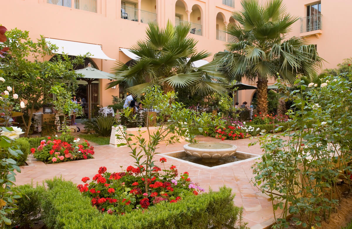 Binnentuin met terras in Alhambra Thalasso Spa Resort