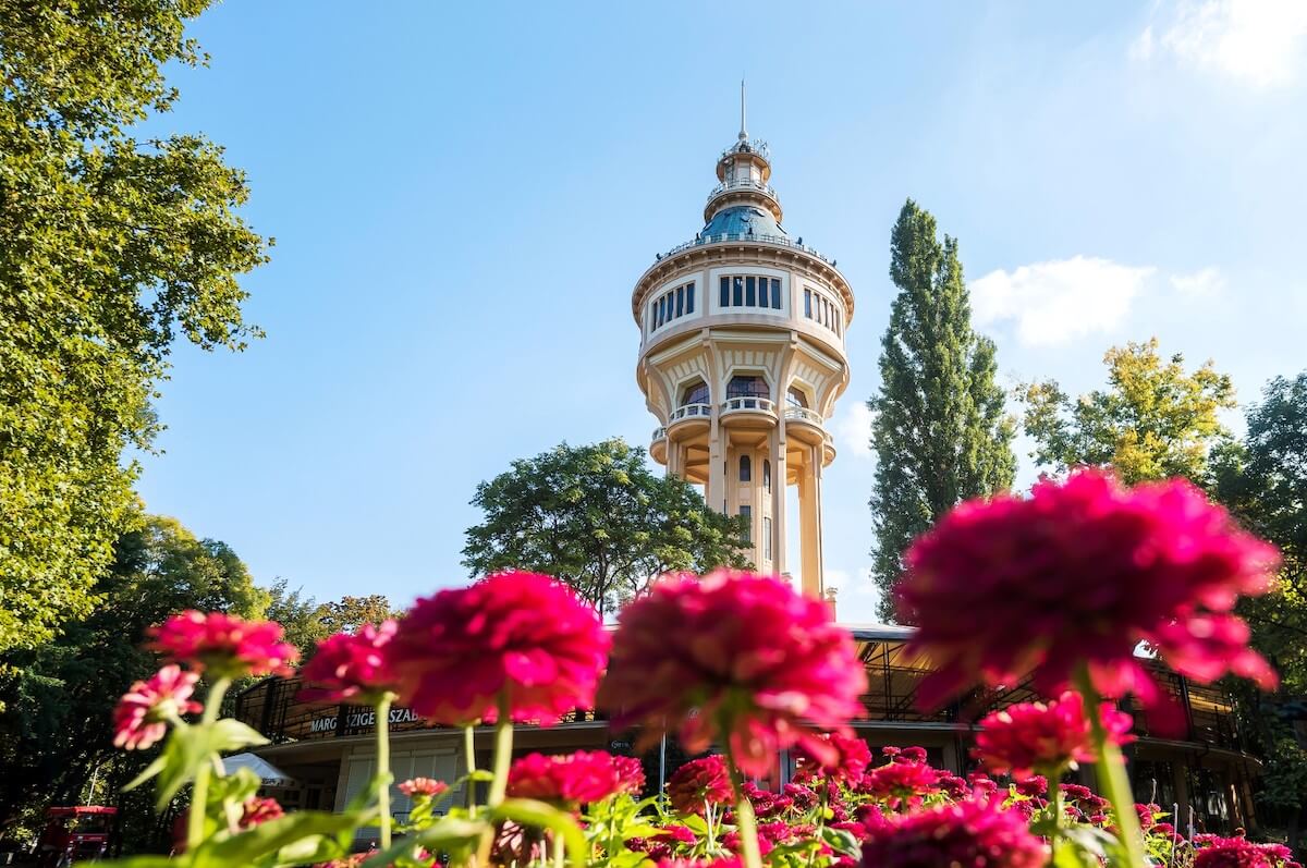 Watertoren op het thermale Margaretha eiland (Margitsziget) waar het Fontana kuuroord Margitsziget Health Spa Resort is gevestigd.