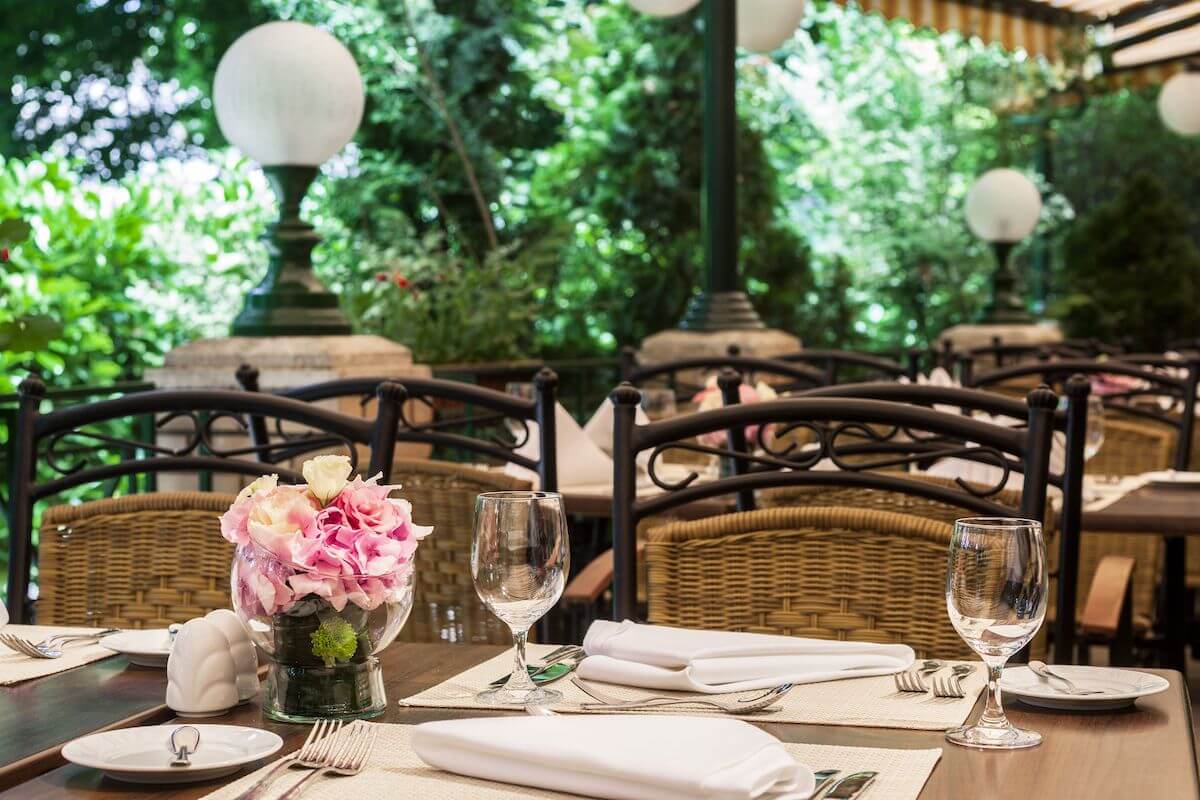 Buitenterras Szécheny restaurant Margitsziget Health Spa Resort in Boedapest.