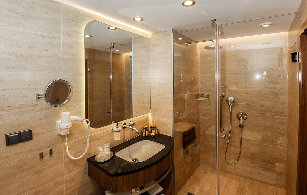 Badkamer in premium kamer Esplanade Health Spa Resort