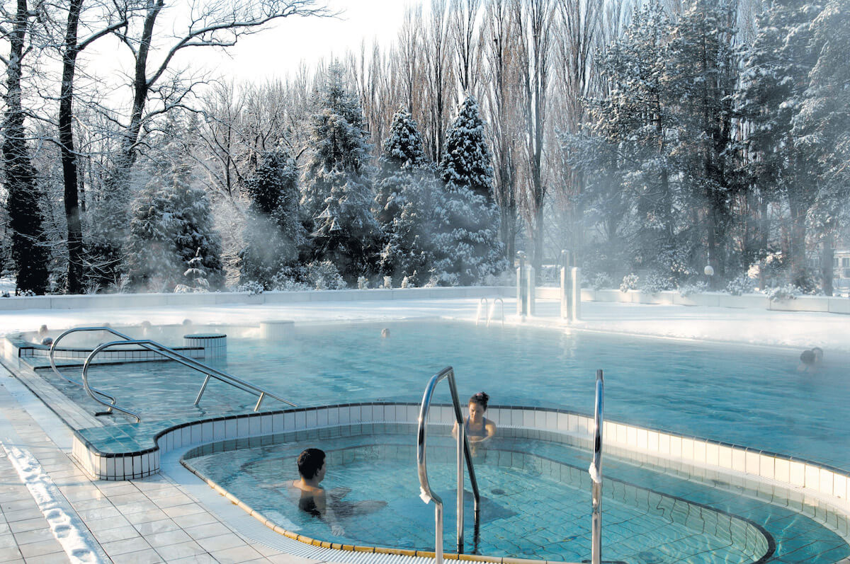 Buitenbad Esplanade Health Spa Resort in de winter.