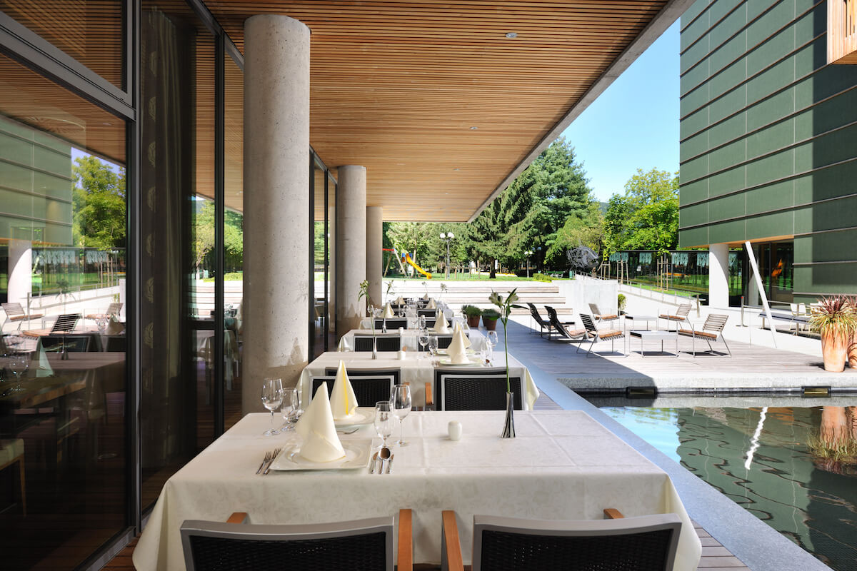 Buitenterras van het restaurant van het Sloveense spa resort Terme Dolenjske Toplice