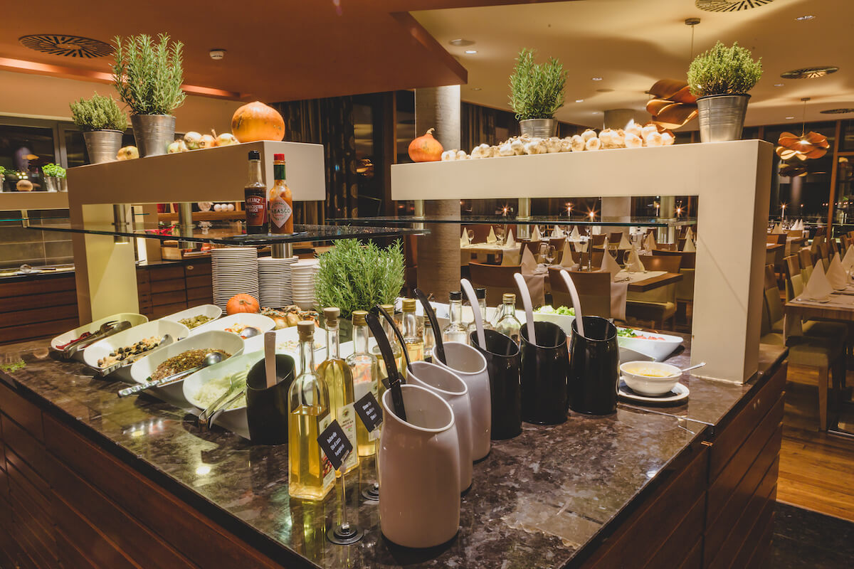 Salade buffet in restaurant van het Sloveense kuuroord Terme Dolenjske Toplice