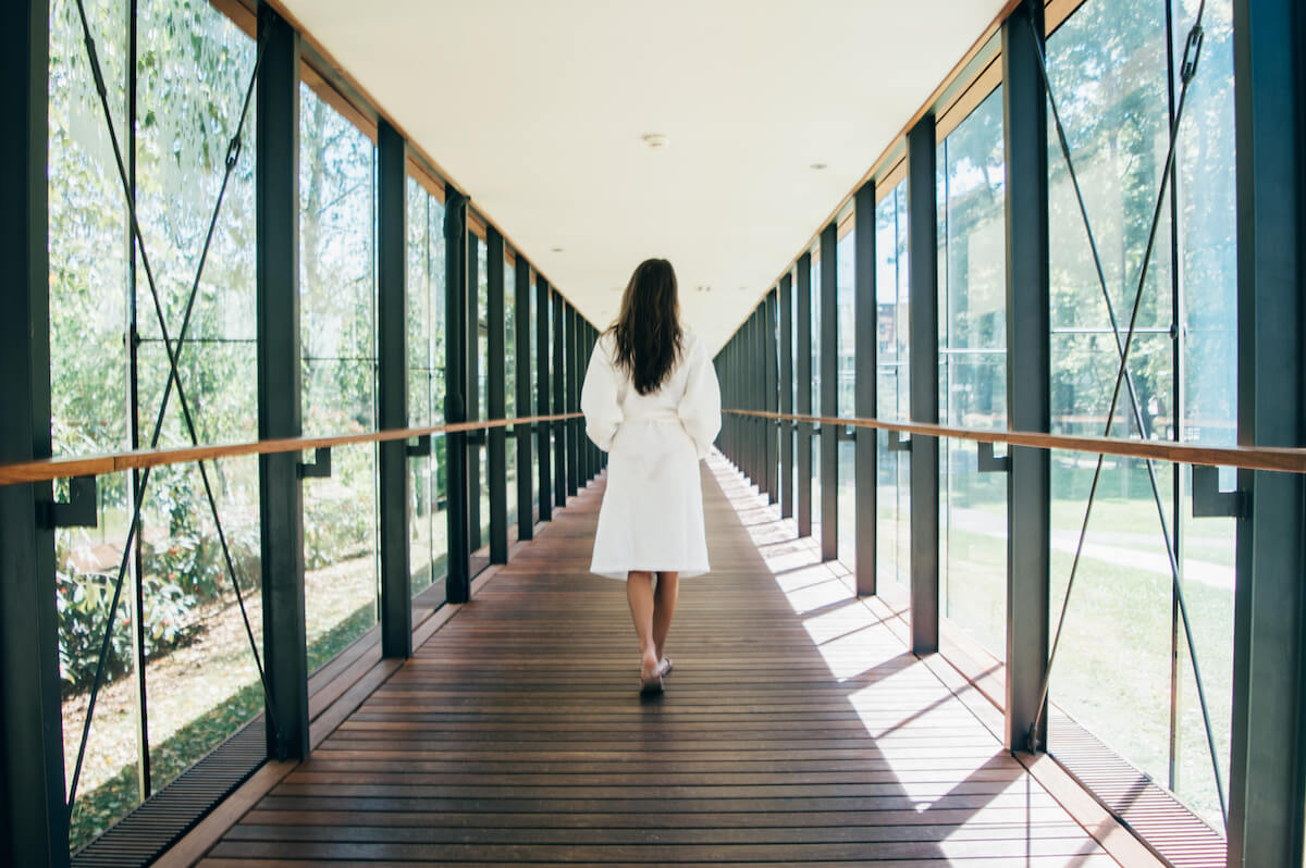 Glazen verbindingsgang tussen hotel Balnea en Balnea Wellness Center in het Sloveense kuuroord Terme Dolenjske Toplice