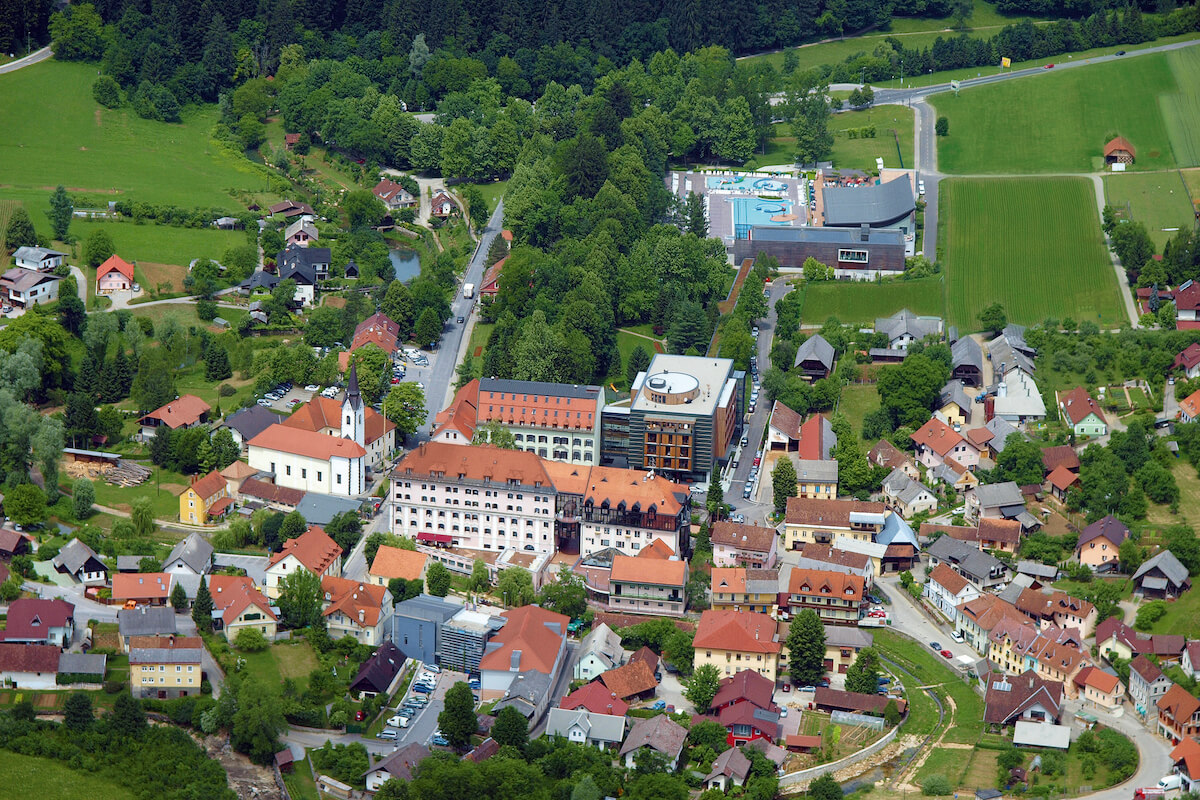 Gezondheidsvakanties en wellness in het idyllische Sloveense kuuroord Terme Dolenjske Toplice. Geniet van thermaalbaden, sauna's en revitaliserende en ontspannende behandelingen. Dé perfecte plek om te ontstressen, weer in balans te komen, bij te tanken en te relaxen.