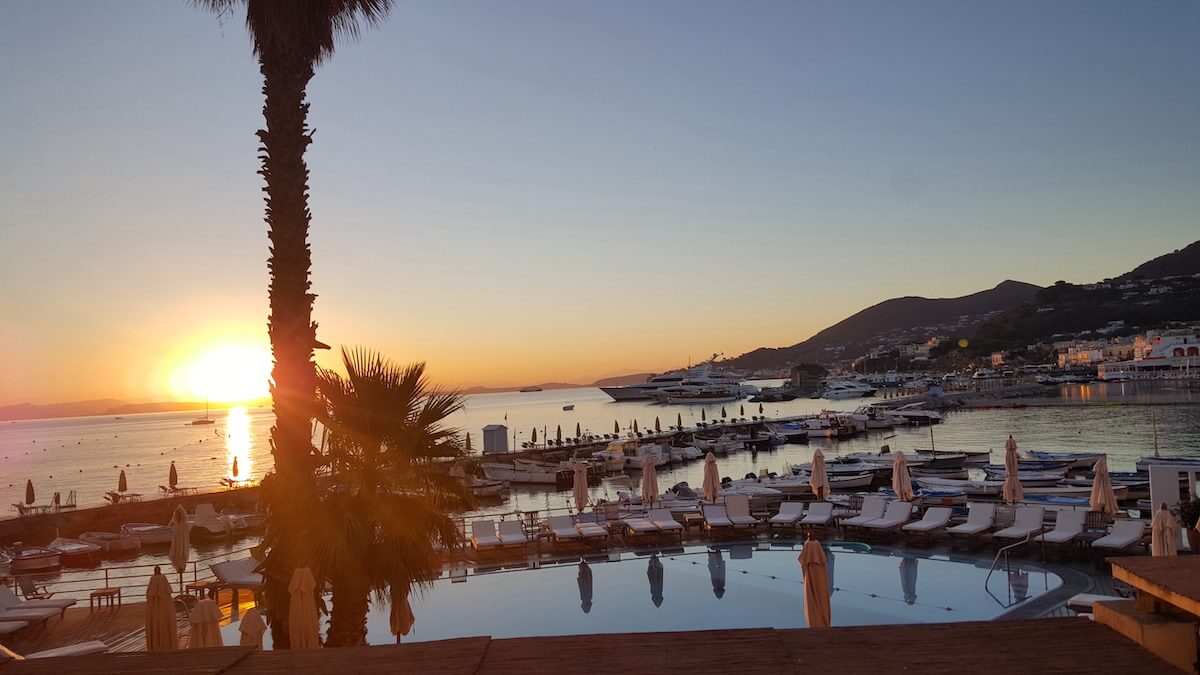 Regina Isabella Spa Resort: uitzicht op de haven in Lacco Ameno