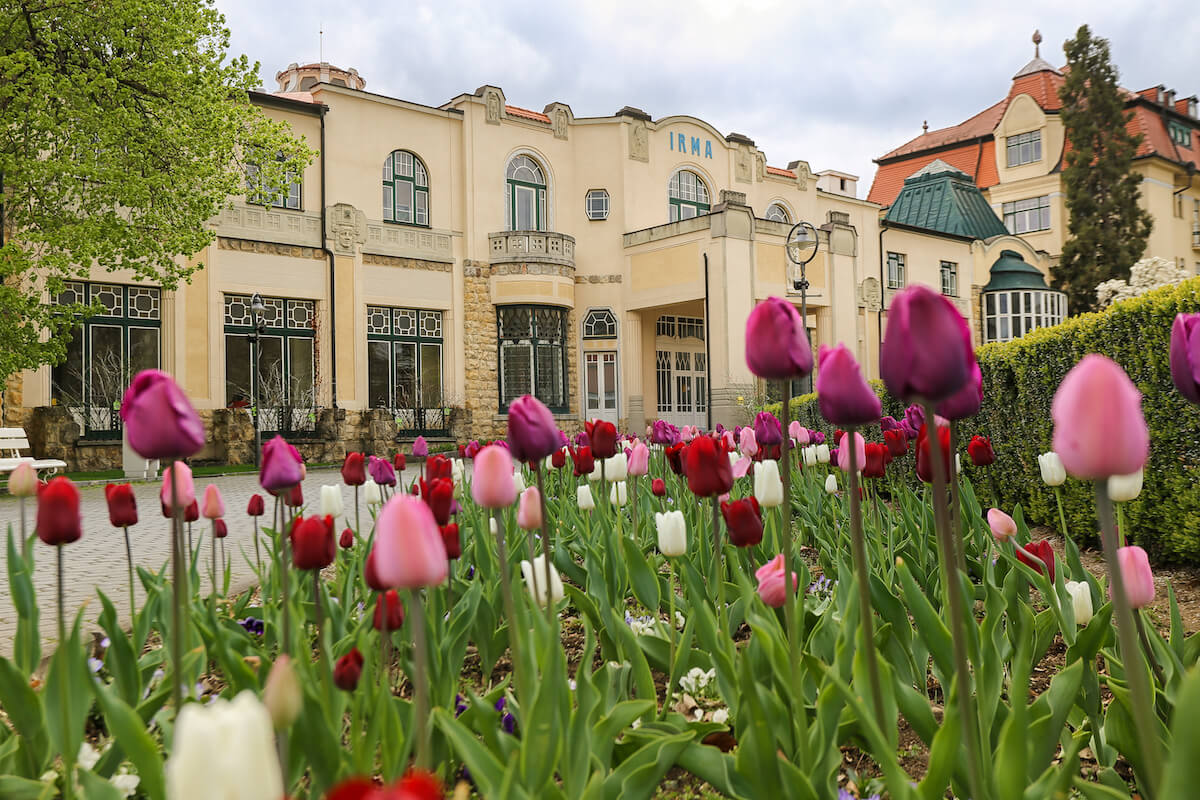 de uit 1912 stammende Irma Health Spa, onderdeel van Thermia Palace Health Resort, in het Slowaakse kuuroord Piestany