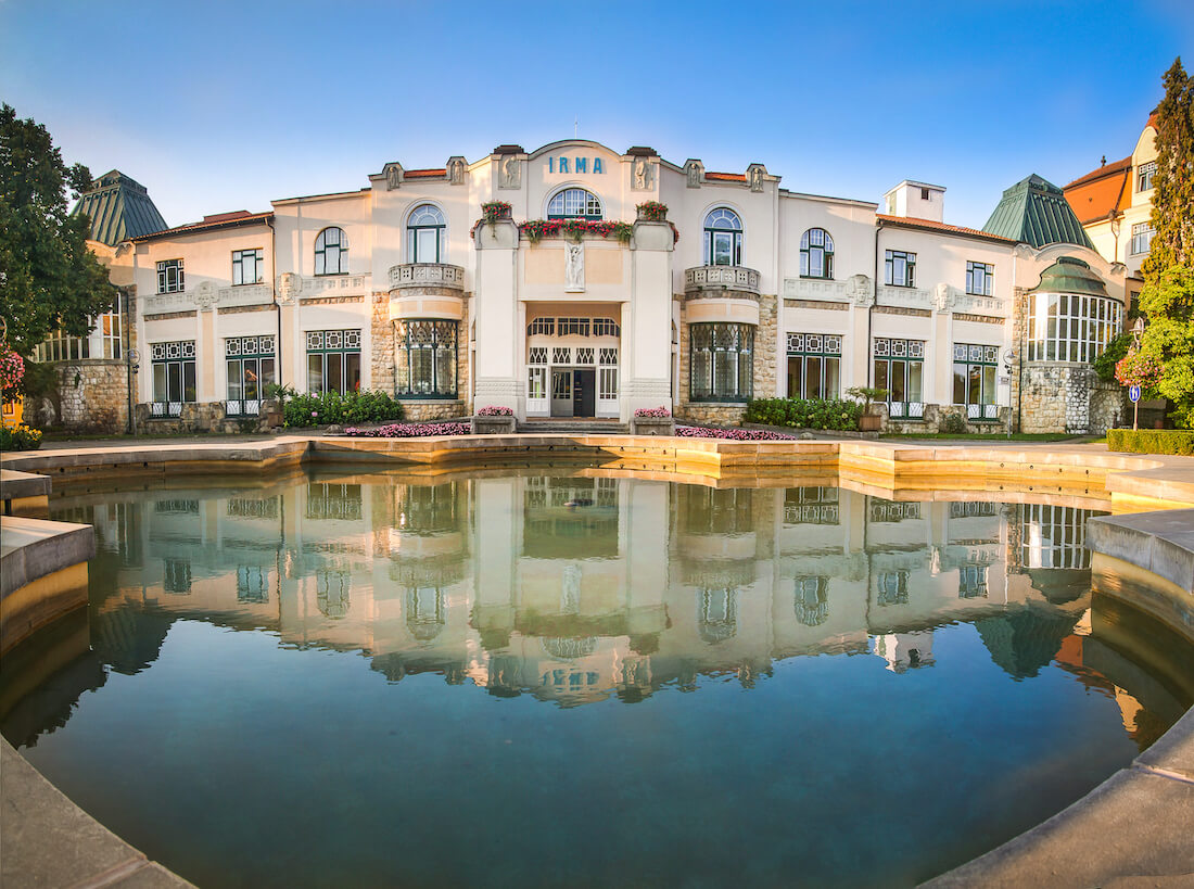 Het schitterende art nouveau Irma Health Spa dat onderdeel is van het 5* Thermia Palace Health Spa Resort