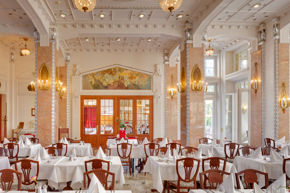 Restaurant in Thermia Palace Health Spa Resort met schildering van Alphonse Mucha.