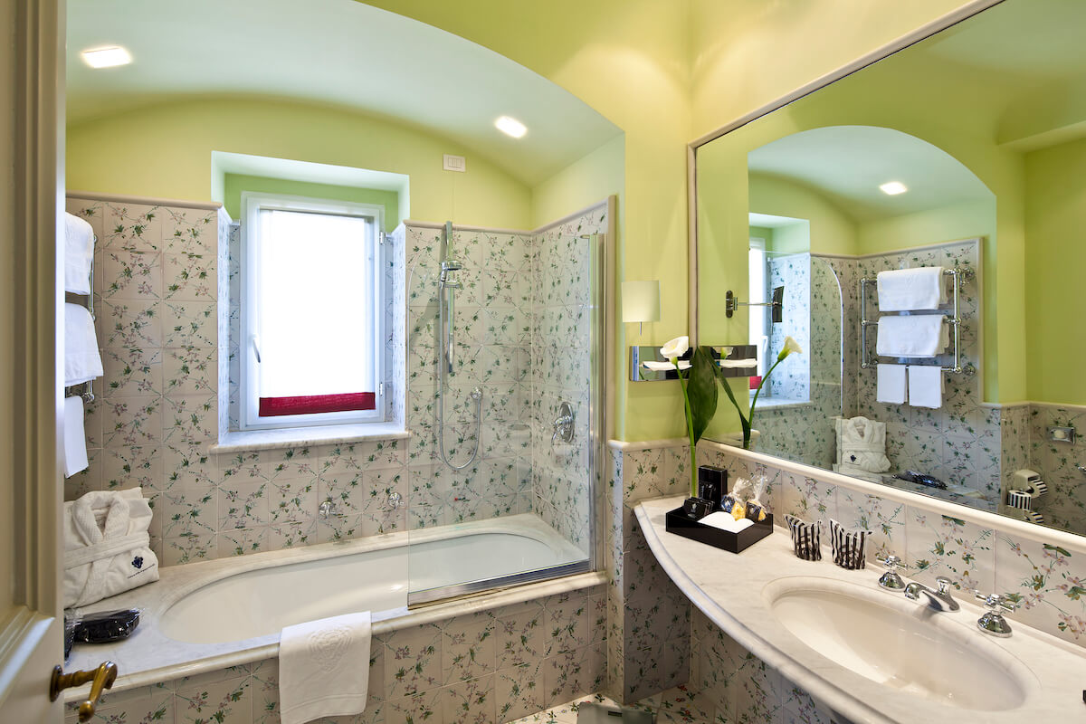 badkamer 2-persoonskamer met zeezicht in Regina Isabella Spa Resort