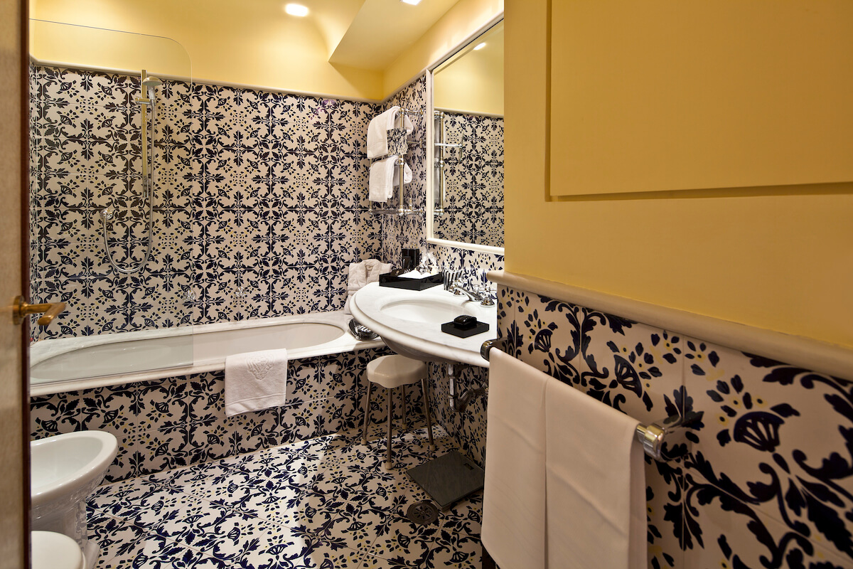 badkamer in 2-persoonskamer zeezicht in Regina Isabella Spa Resort