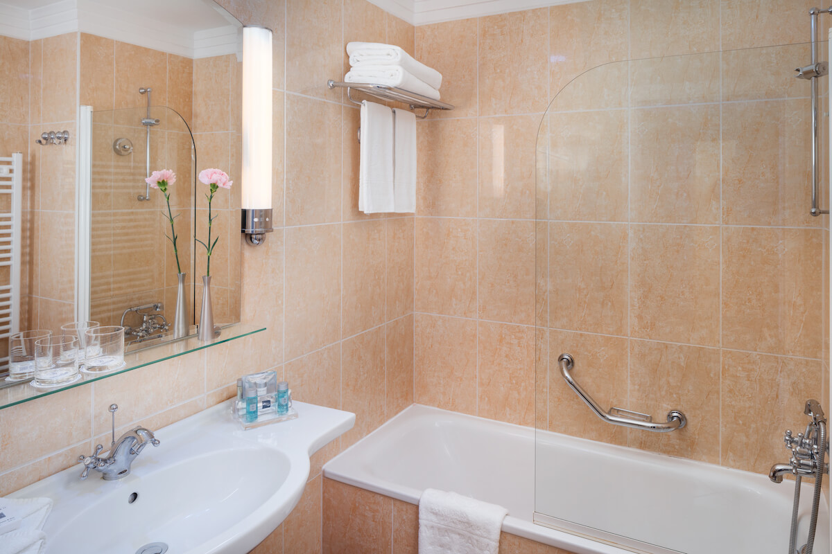 Badkamer deluxe kamer Thermia Palace Health Spa Resort