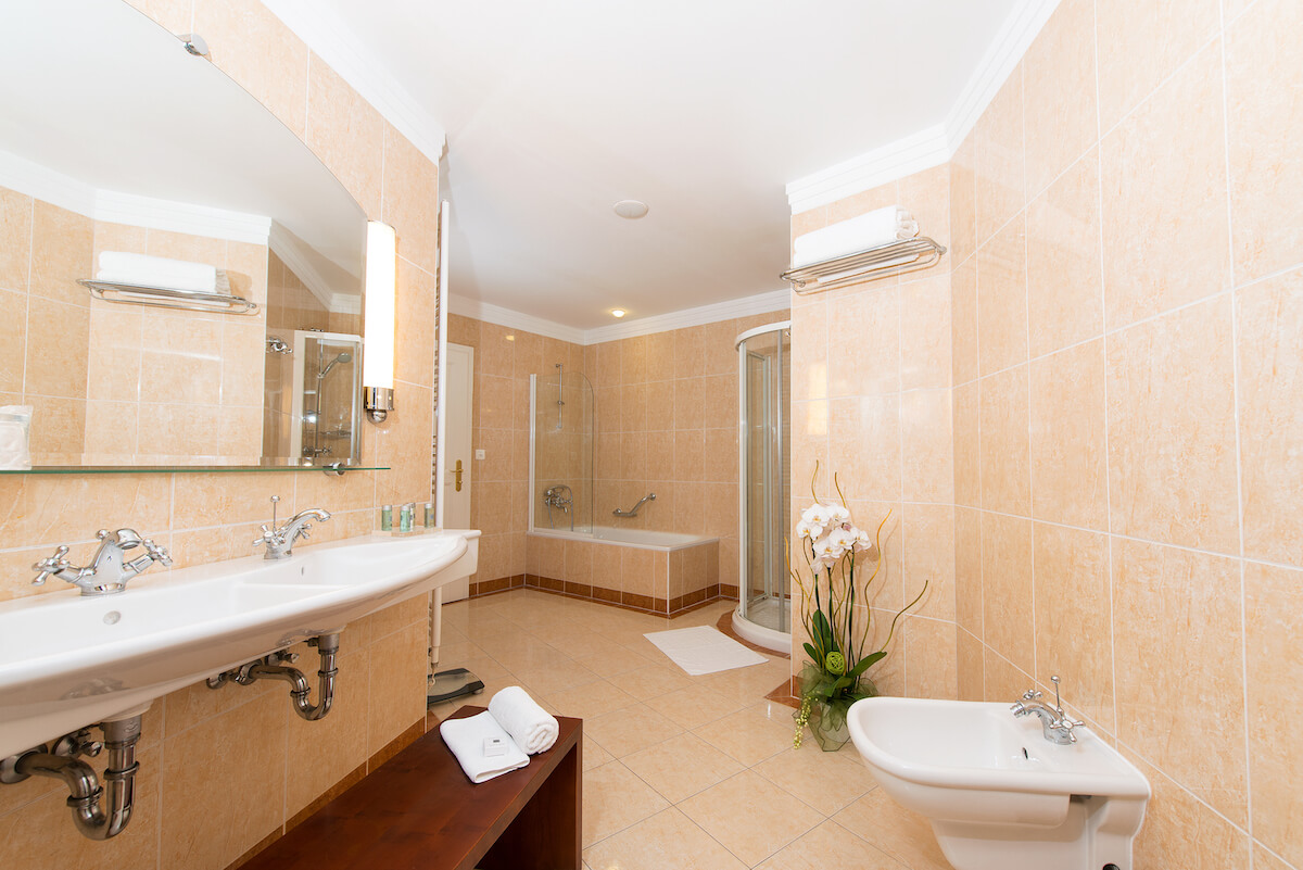 Badkamer suite Thermia Palace Health Spa Resort