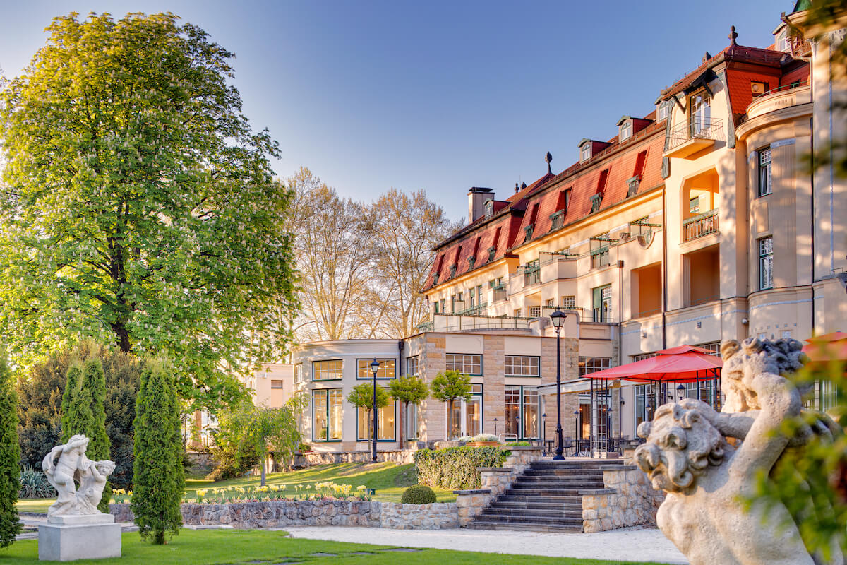 Tuin achterzijde van Thermia Palace Health Spa Resort