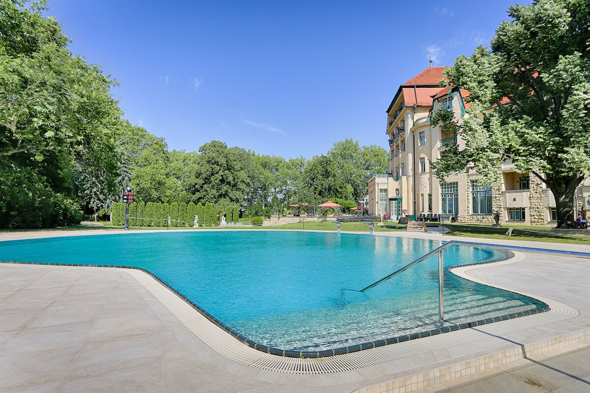 Buitenzwembad Thermia Palace Health Spa Resort