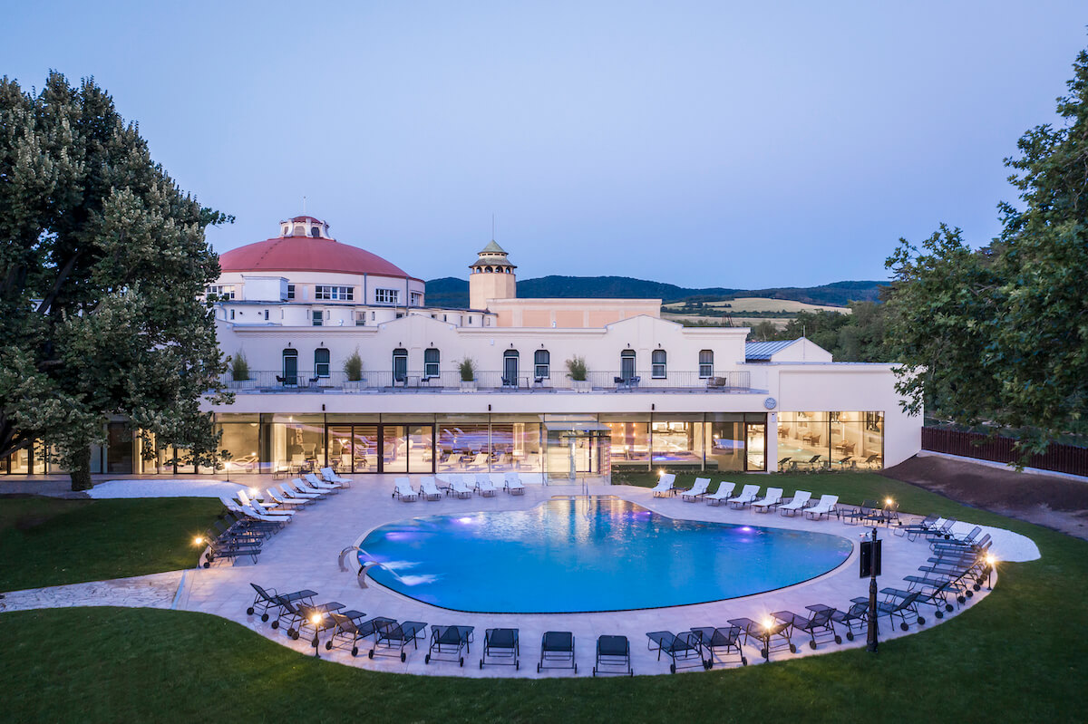 thermale buitenbad van Thermia Palace Health Spa Hotel in het Slowaakse kuuroord Piestany