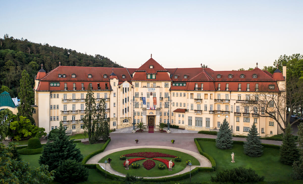 Facade van het 5* Thermia Health Spa Resort in het Slowaakse kuuroord Piestany