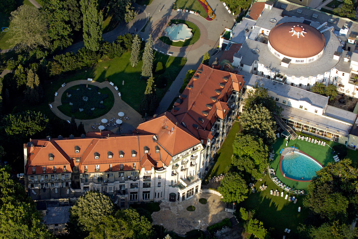 Luchtfoto Thermia Palace Health Spa Resort