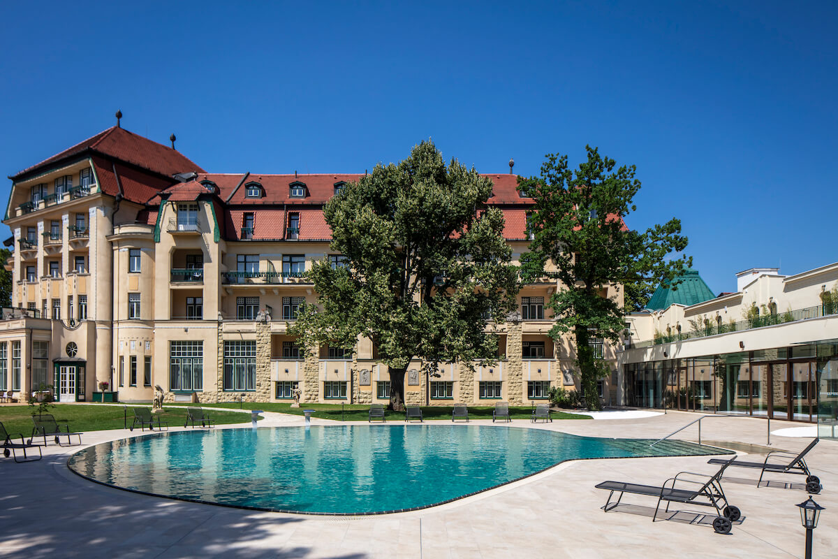 Buitenzwembad Thermia Palace Health Spa Resort in het Slowaakse kuuroord Piestany.