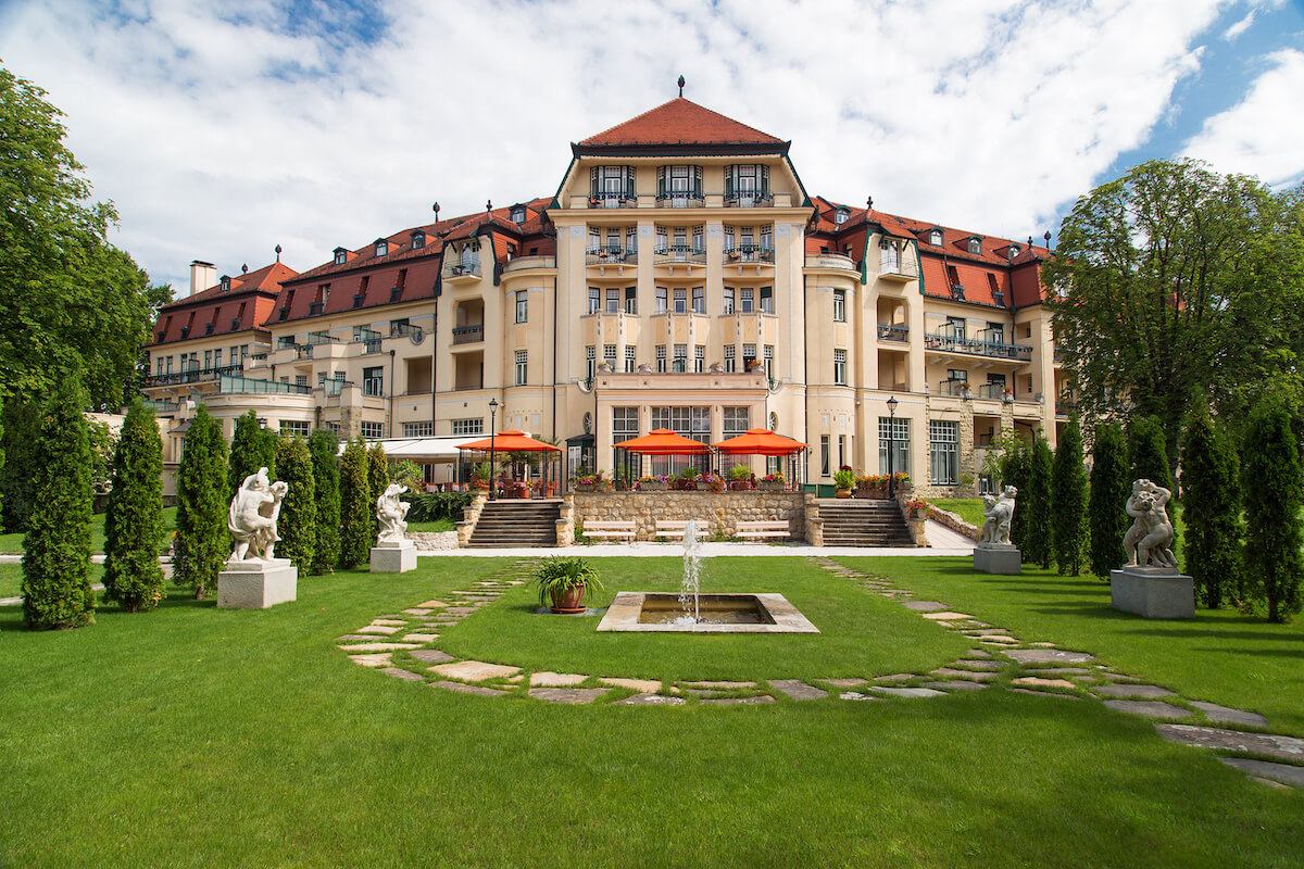 Tuin met buitenterras van Thermia Palace Health Spa Resort