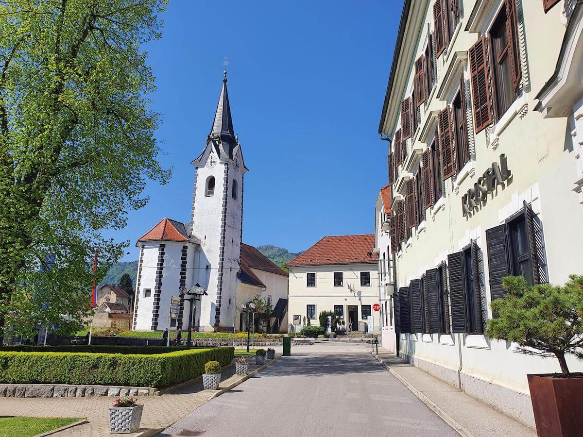 Uitzicht op dorpskerkje vanaf terrein Terme Dolenjske Toplice.