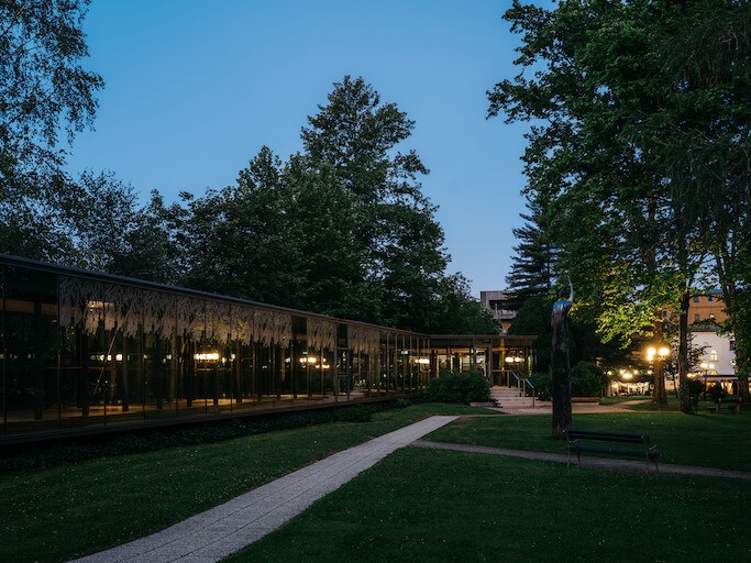 Kuurpark Terme Dolenjske Toplice 's avonds.