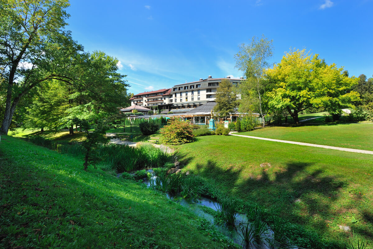 Uitzicht vanaf het kuurpark op het idyllische spa resort Terme Smarjeske Toplice (Slovenië)