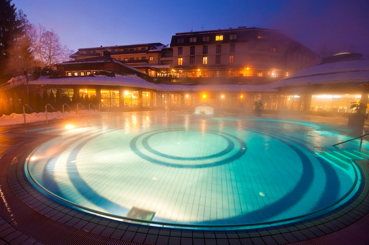 Thermaal buitenbad in het Sloveense spa resort Terme Smarjeske Toplice in de winter.