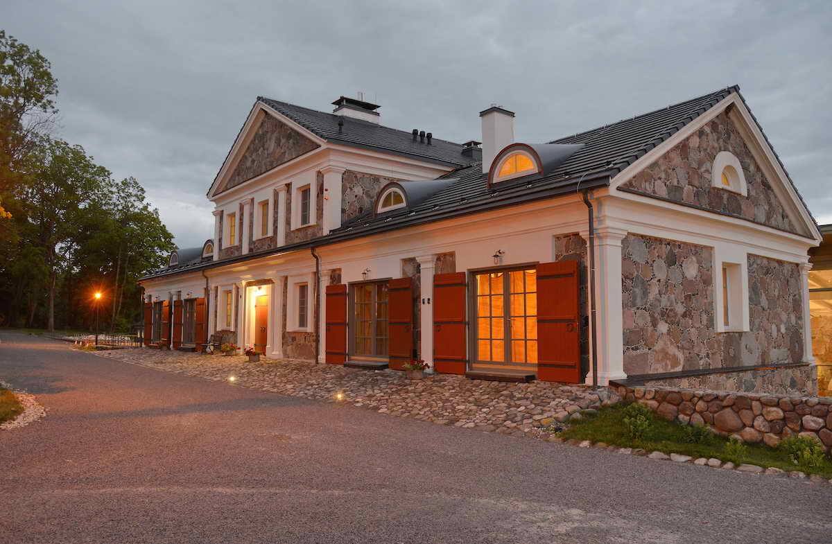 Landhuis behorende bij het Litouwse lifestyle gezondheidsretreat Paliesius Clinic
