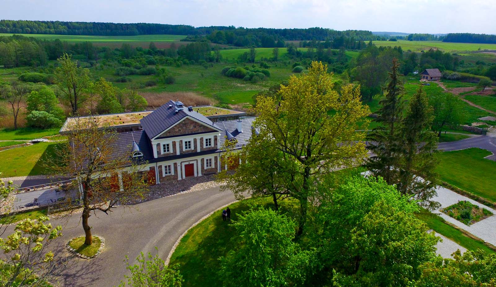 Hoofdgebouw van Paliesius Clinic op het Litouwse Paliesius landgoed vanuit de lucht gezien. Een uniek en bijzondere lifestyle retreat om de gezondheid te boosten onder begeleiding van een topteam van specialisten,