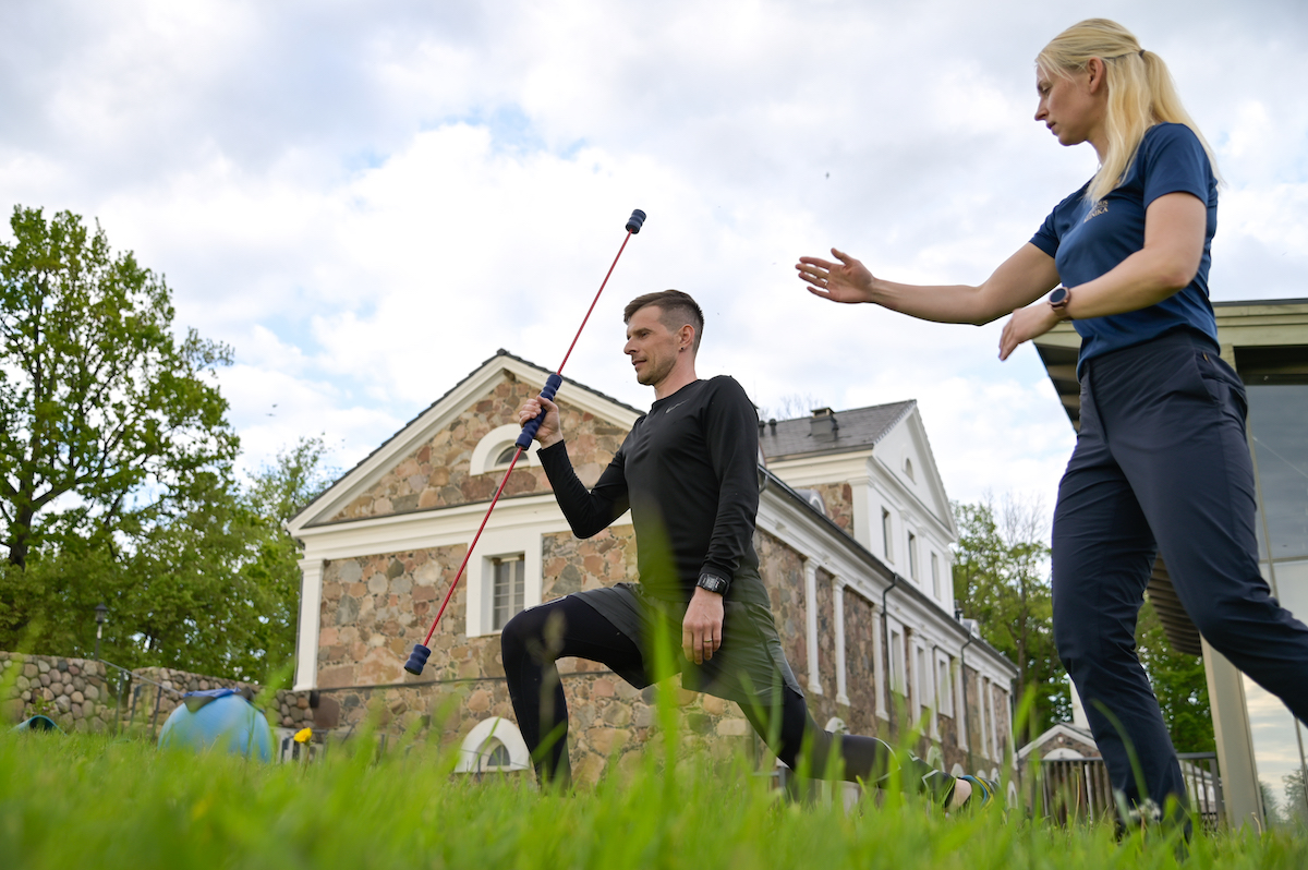 Bewegingstherapie buiten in Paliesius Clinic in Litouwen. Een schitterende lifestyle retraite op een historisch landgoed waar u begeleid wordt door een multi-disciplinair team van specialisten om uw gezondheid te bevorderen. Bijvoorbeeld om te ontstressen en voor burn-out preventie of voor verbetering van uw hartgezondheid,.