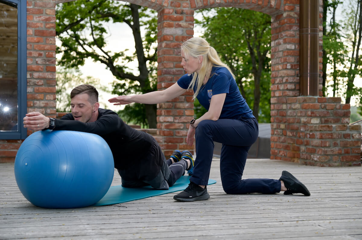 Oefentherapie buiten op het Paliesius landgoed.