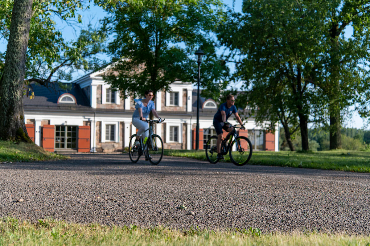 Fietsen op het Paliesius landgoed in Litouwen.
