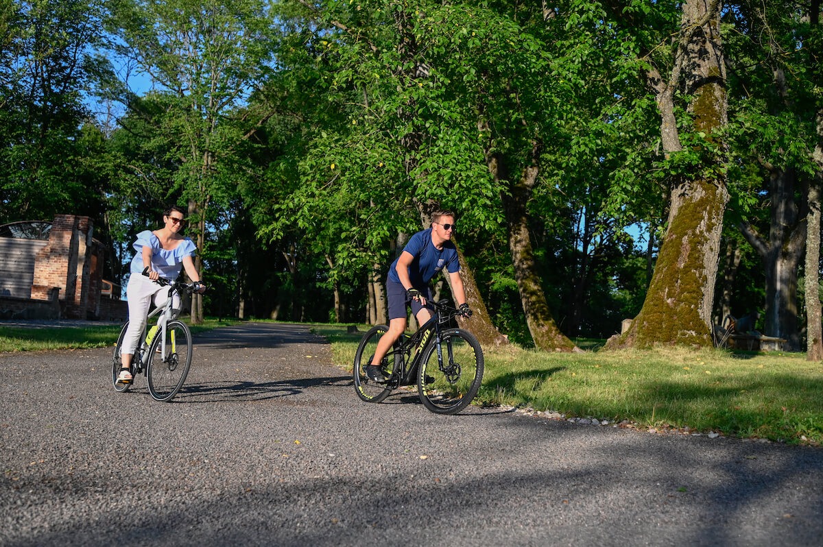 Fietsen op het Paliesius Manor terrein in Litouwen.