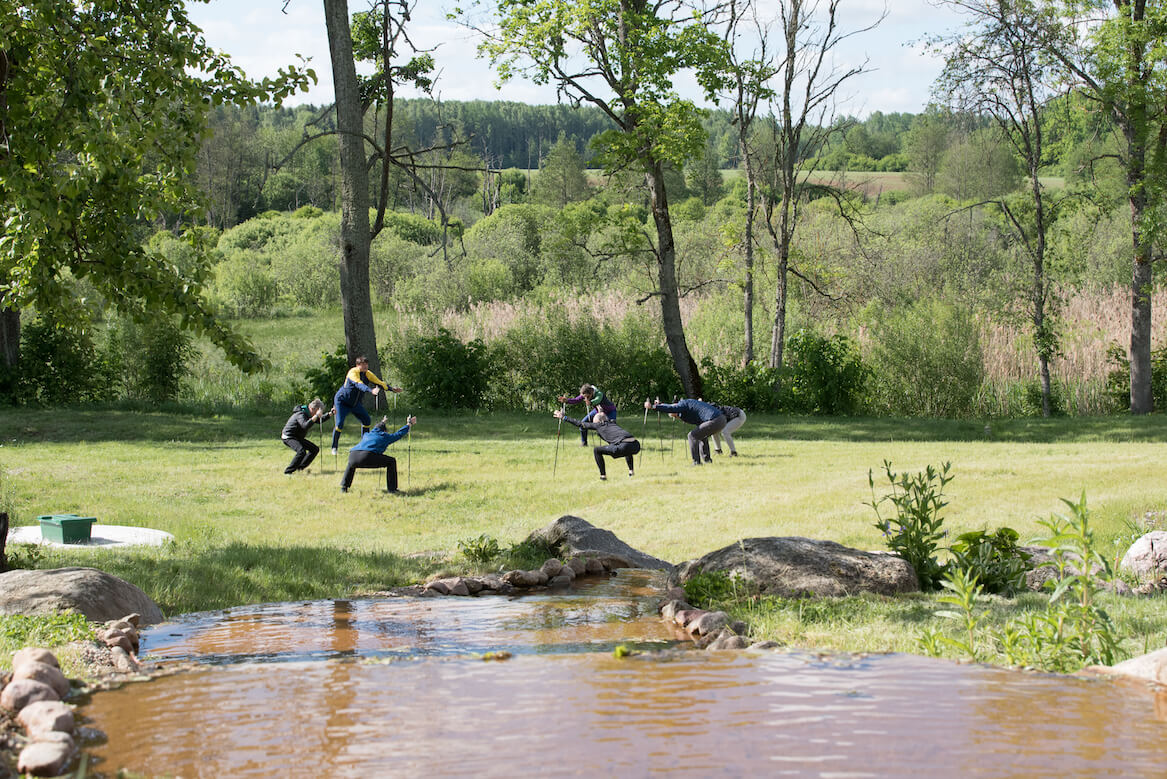Nordic walking en buitenoefeningen Paliesius lifestyle retreat in Litouwen.