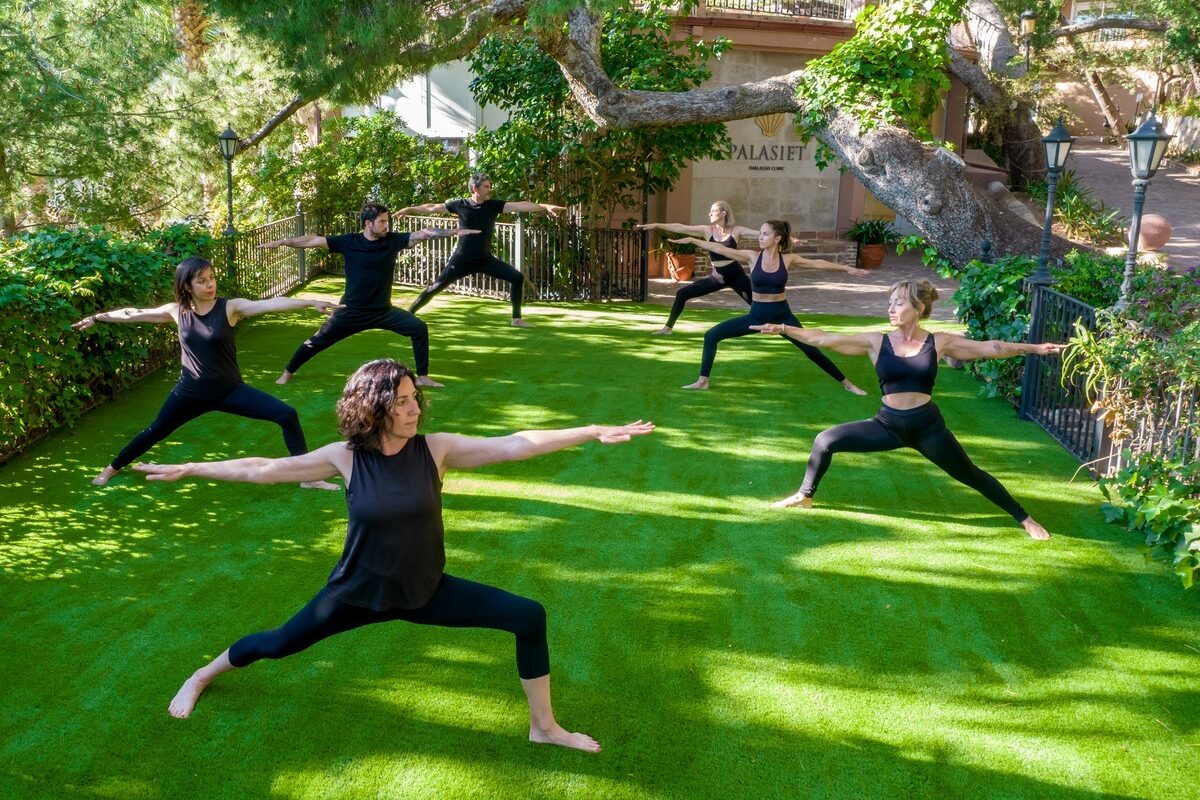 Yoga oefeningen in de tuin van Palasiet Thalasso Clinic & Hotel in het Spaanse Benicassim.