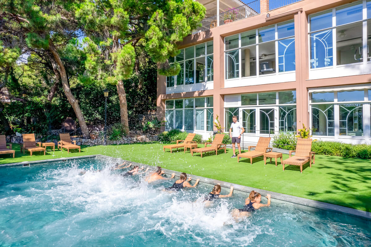 Aquagym in het buitenbad met zeewater van Palasiet Thalasso Clinic & Hotel.